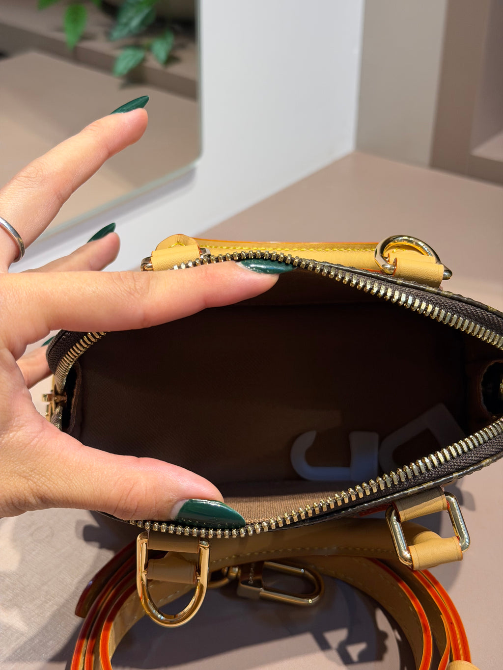 Bolsa de mão ou Transversal Alma Nano - LOUIS VUITTON