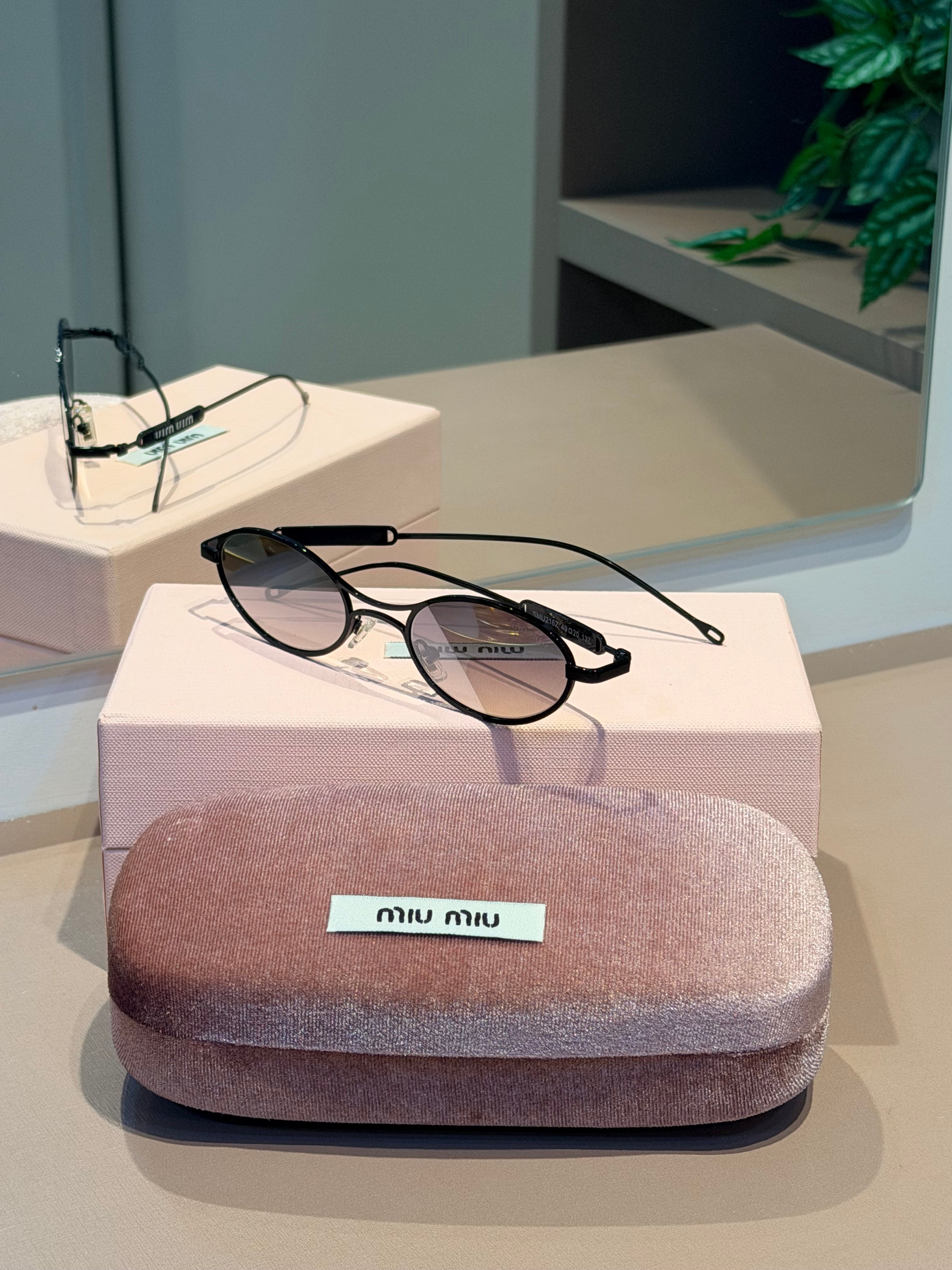 Óculos Oval Preto - MIU MIU