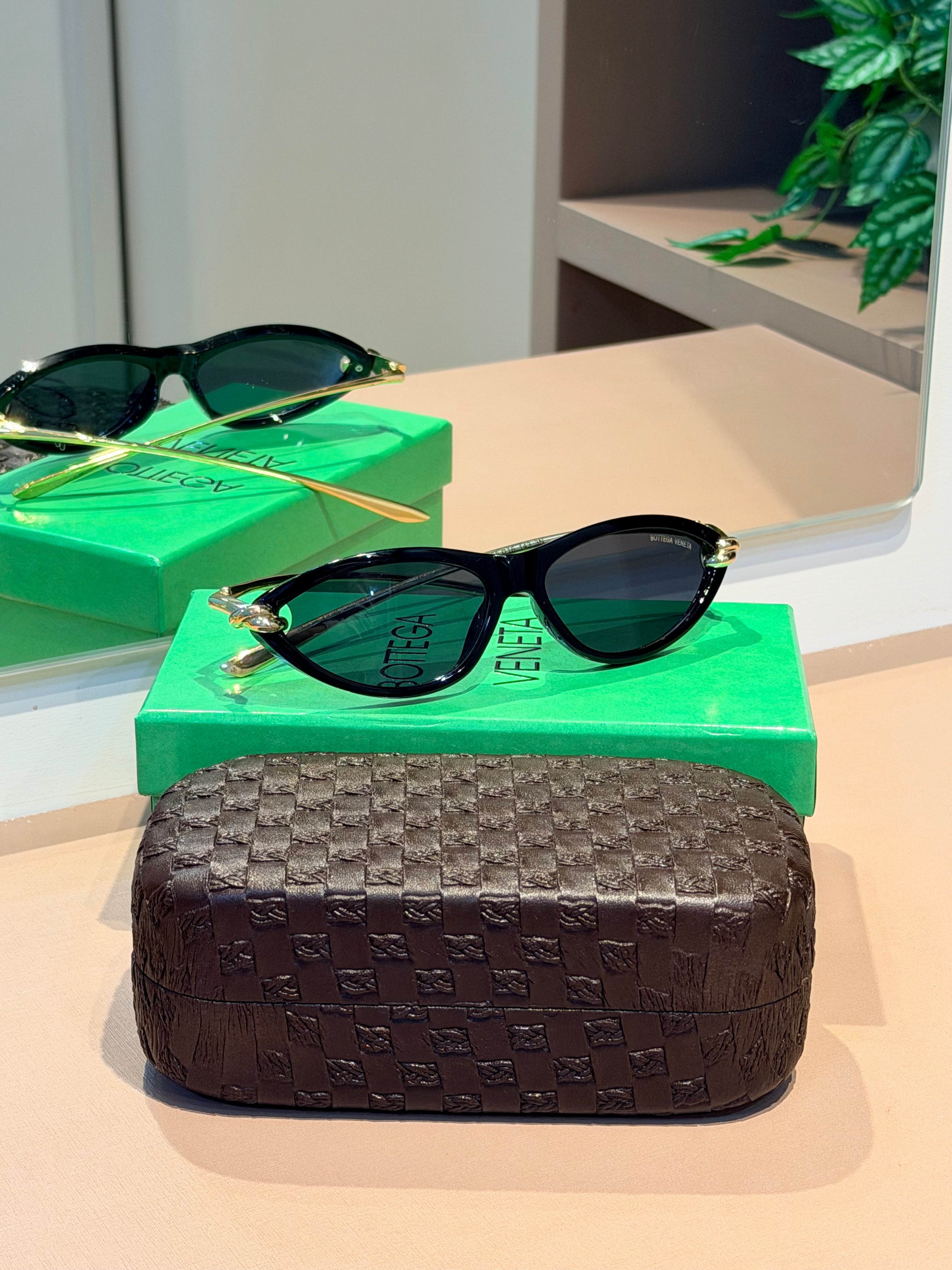 Óculos Knot Cat Eye Preto - BOTTEGA VENETA
