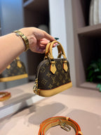 Bolsa de mão ou Transversal Alma Nano - LOUIS VUITTON