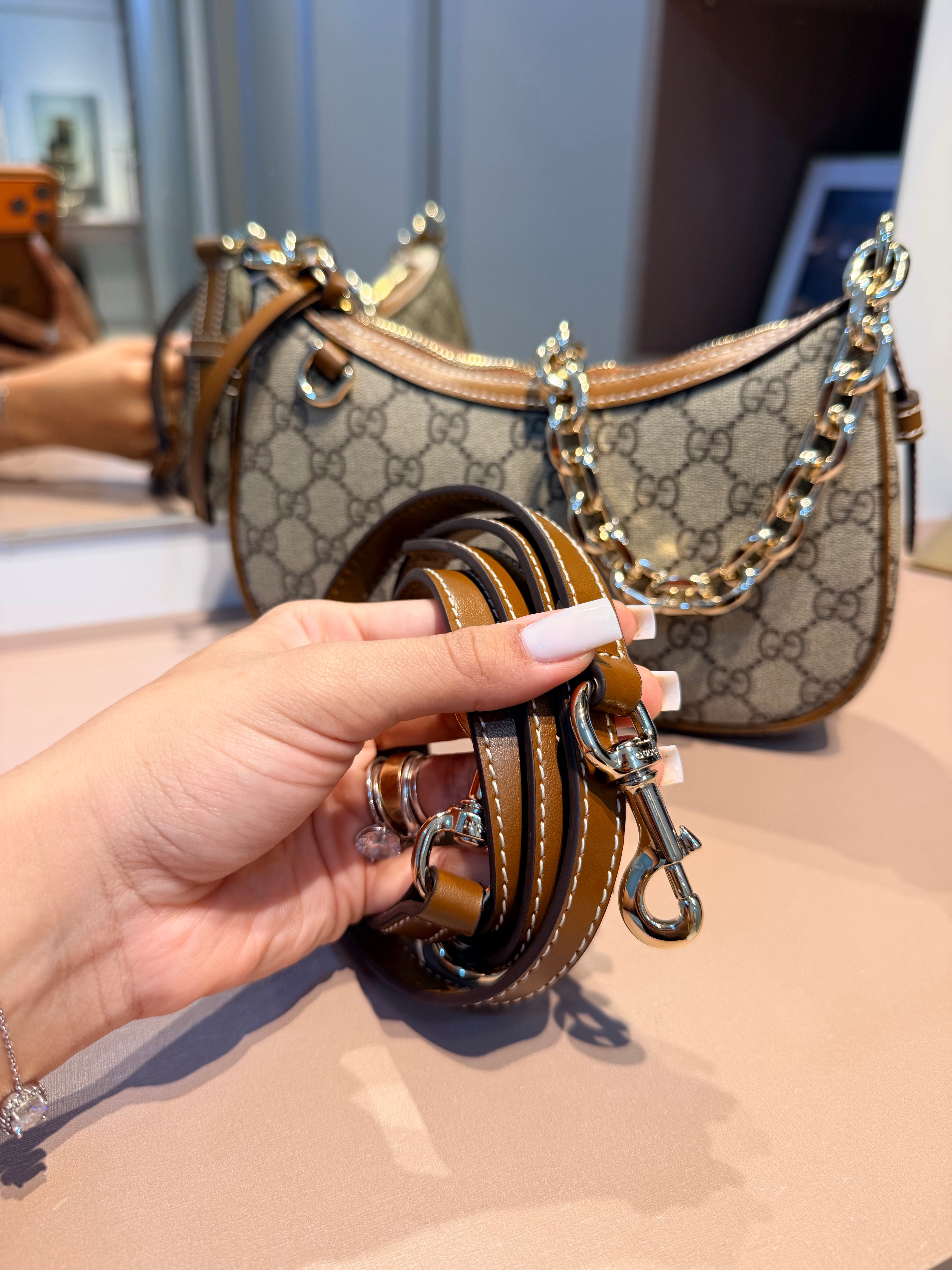 Bolsa de Ombro ou Transversal Emblem Small Shoulder - GUCCI