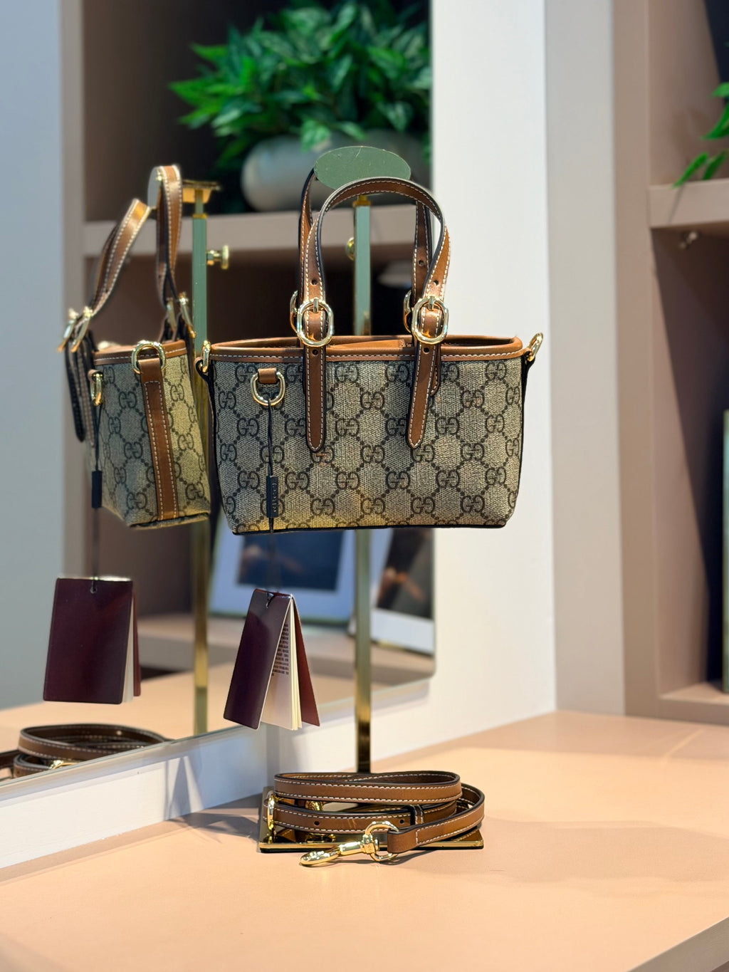 Bolsa de mão ou Transversal GG Emblem Mini - GUCCI