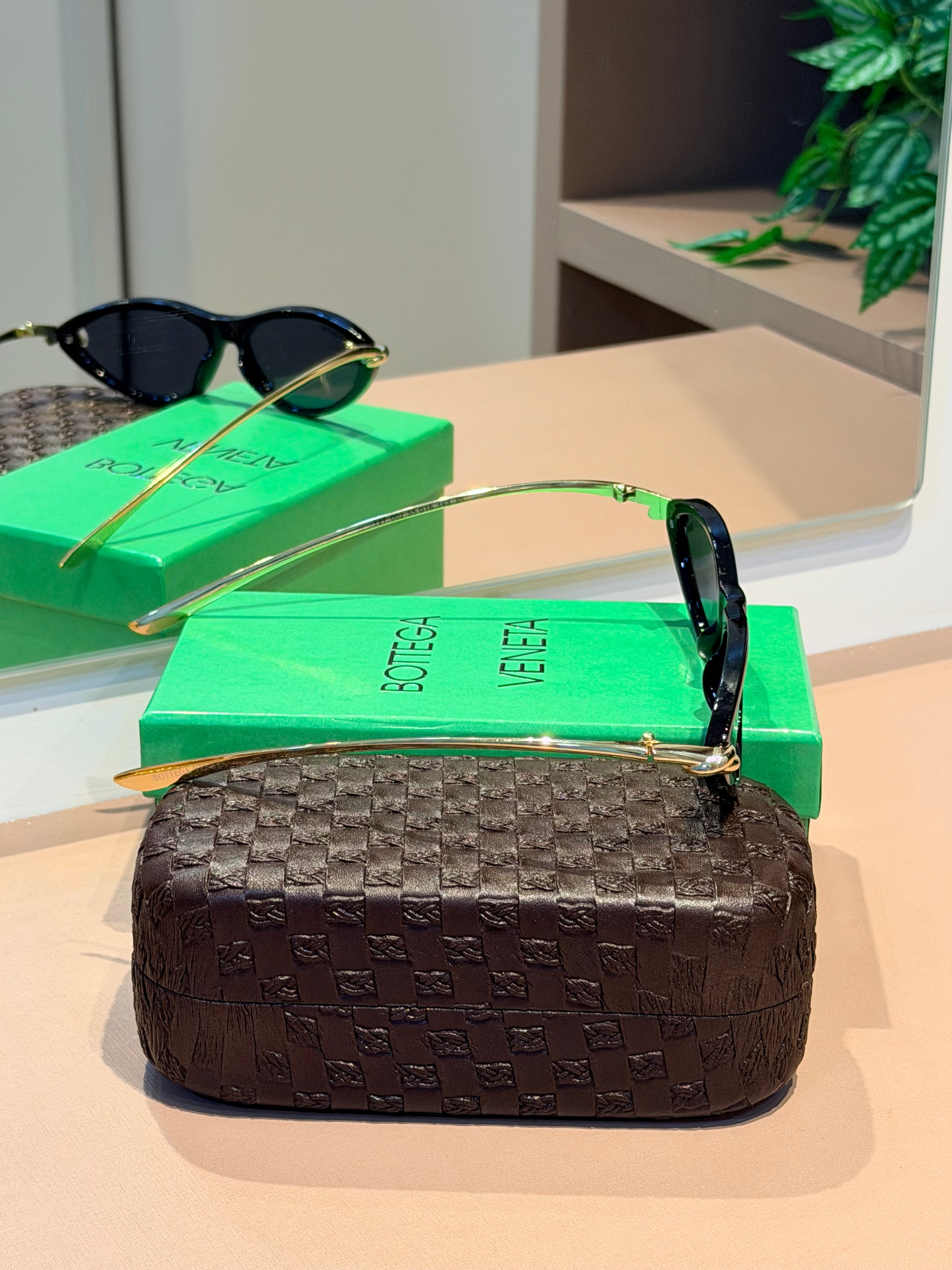 Óculos Knot Cat Eye Preto - BOTTEGA VENETA
