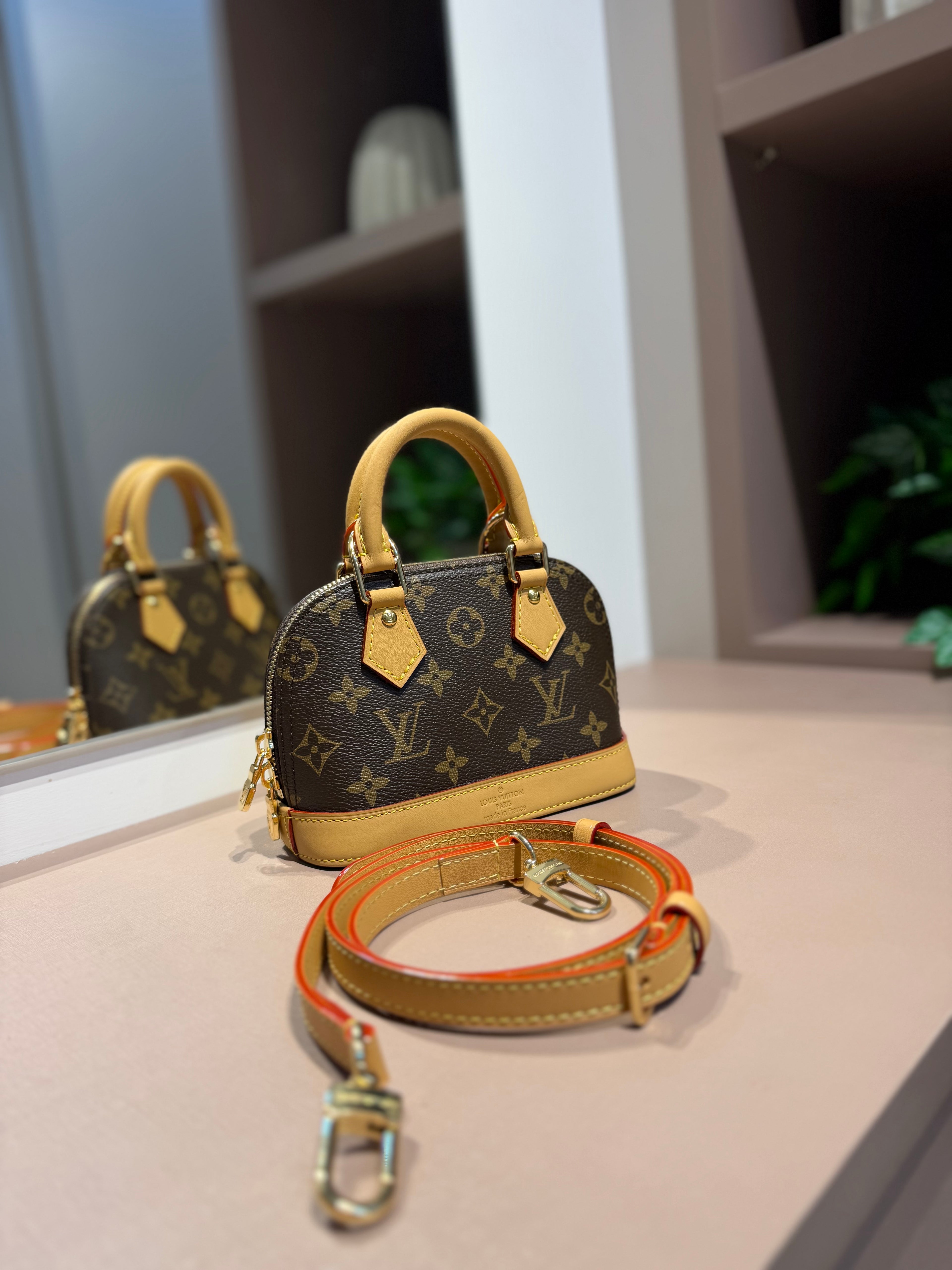 Bolsa de mão ou Transversal Alma Nano - LOUIS VUITTON