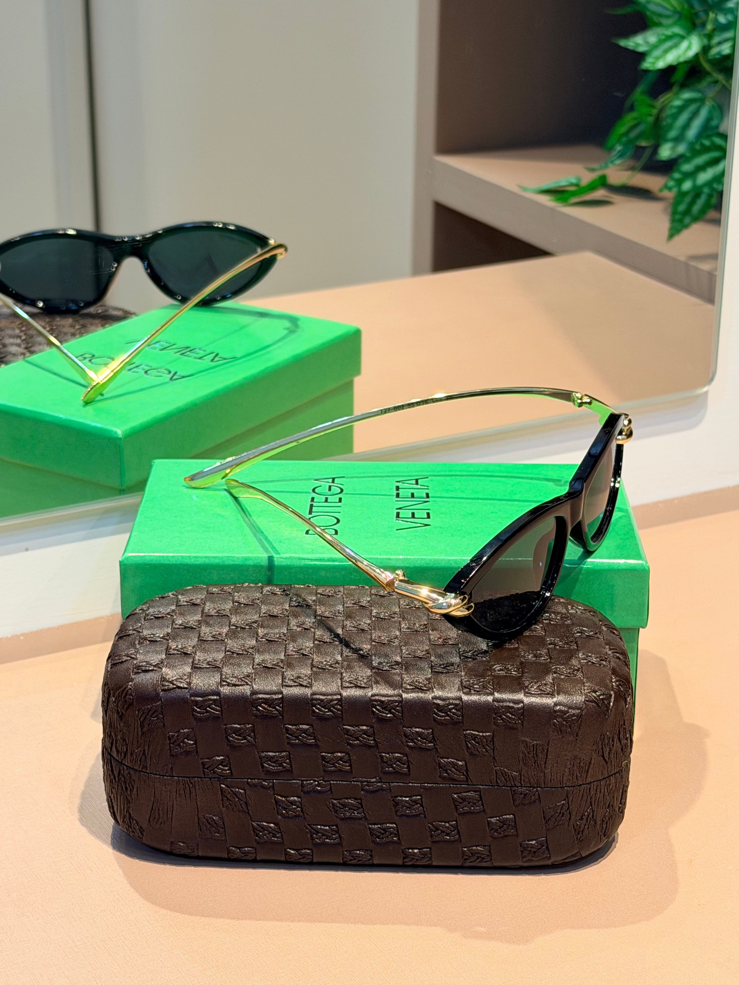 Óculos Knot Cat Eye Preto - BOTTEGA VENETA