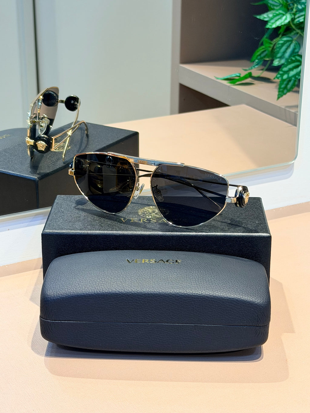 Óculos VE2252 Preto e Dourado - VERSACE