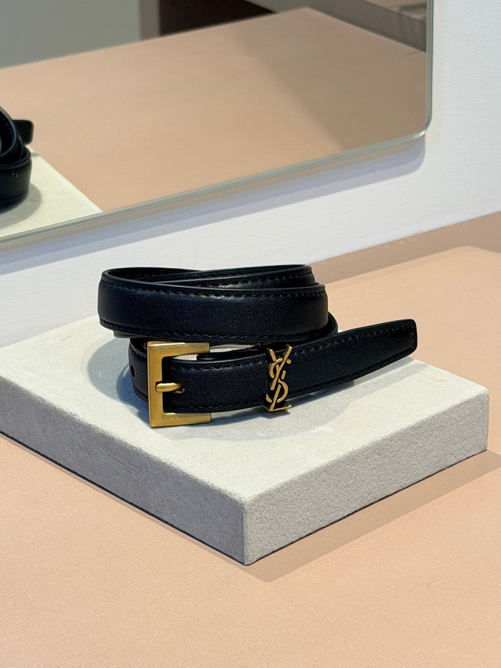 Cinto Cassandre Preto e Dourado - YSL