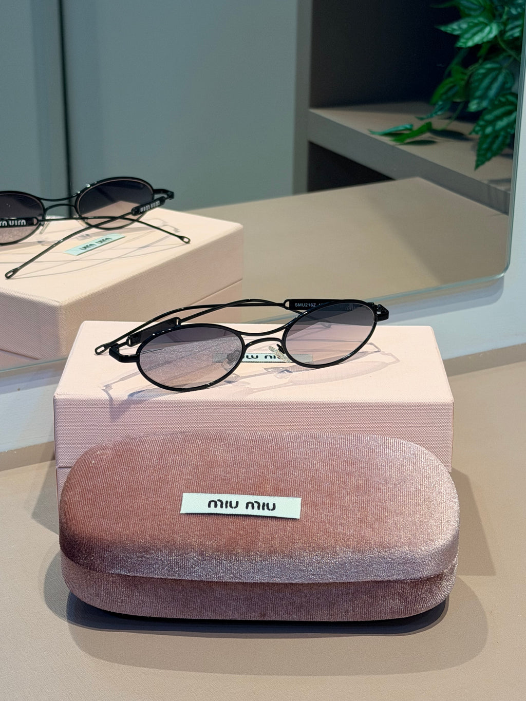 Óculos Oval Preto - MIU MIU