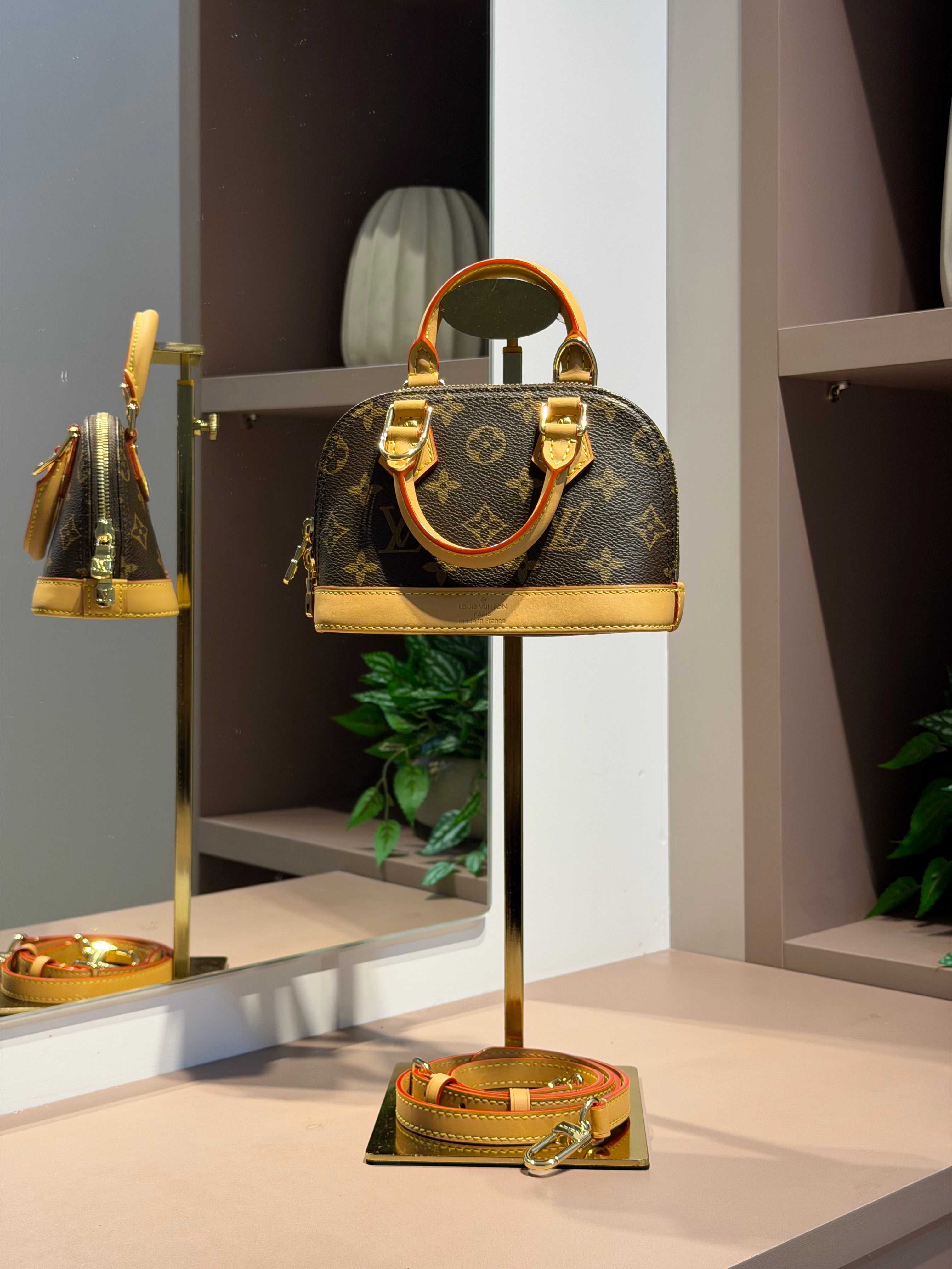 Bolsa de mão ou Transversal Alma Nano - LOUIS VUITTON