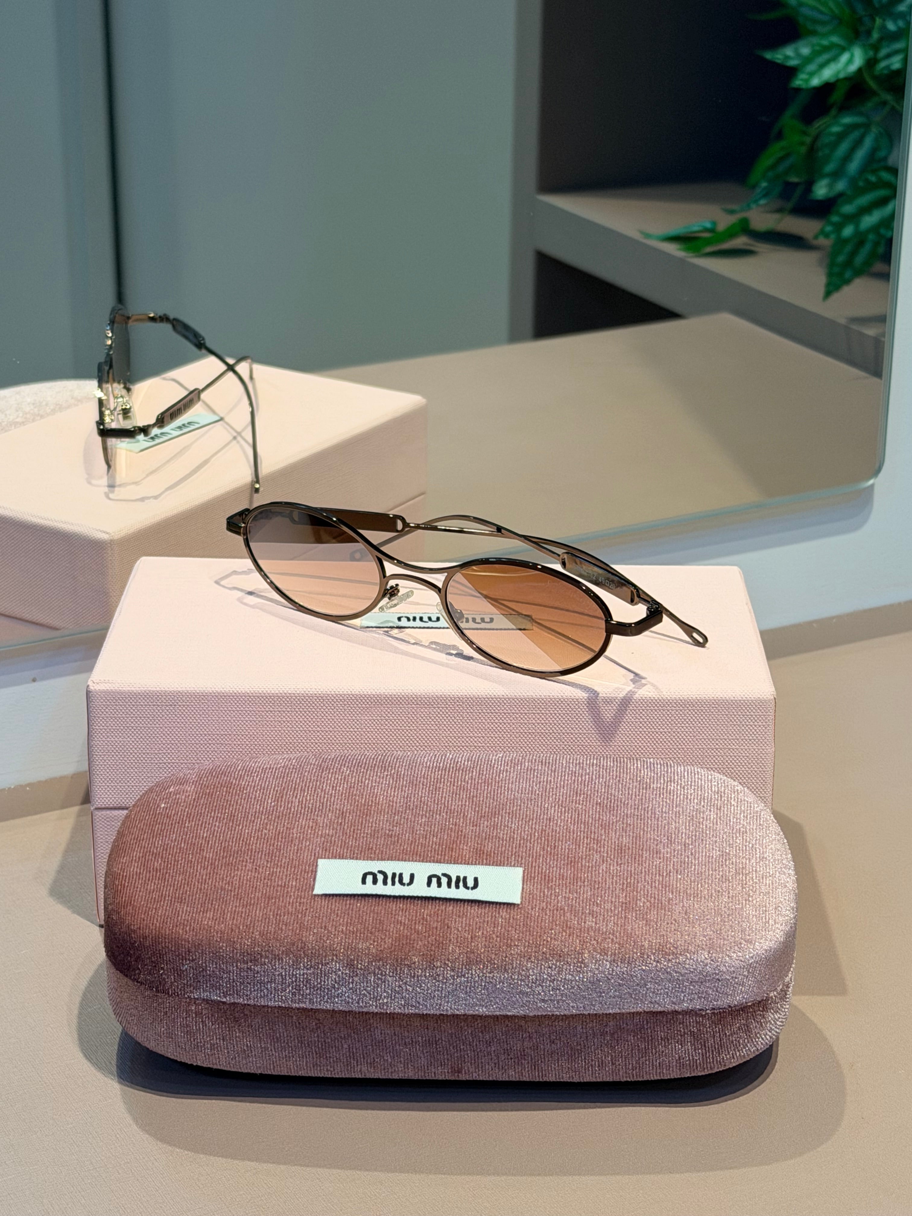 Óculos Oval Marrom - MIU MIU