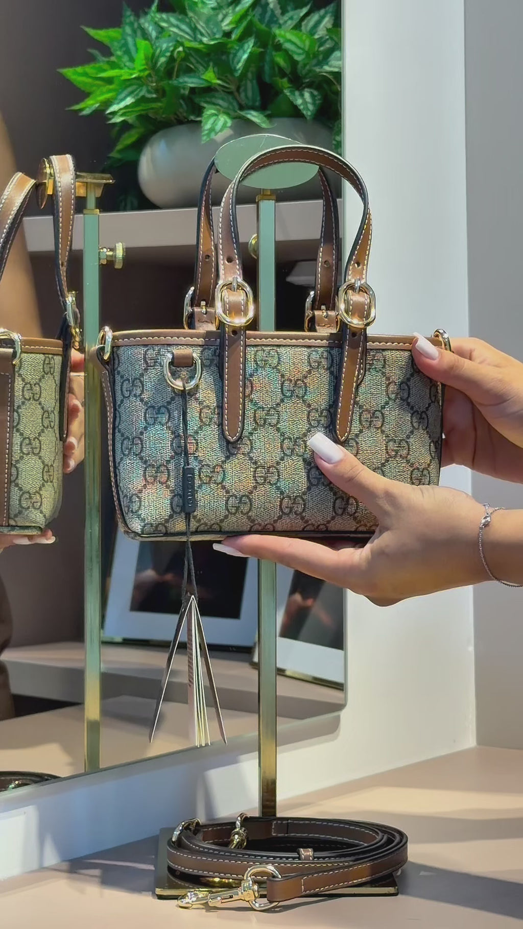 Bolsa de mão ou Transversal GG Emblem Mini - GUCCI